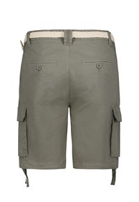 Khaki cargoshorts van geweven stof, voorzien van twee zijzakken en een gevlochten beige riem. Achteraan met knoopzakken.