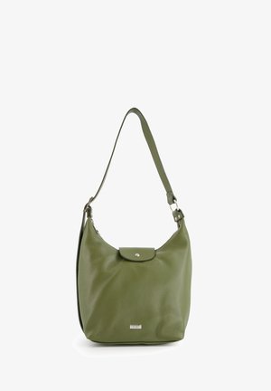 Zielona skórzana torba na ramię o zaokrąglonym kształcie, z zamknięciem na górze i regulowanym paskiem. Posiada srebrny akcent na przedniej stronie.