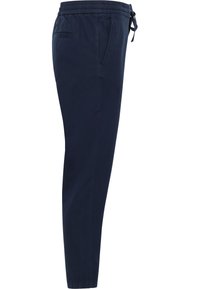 Granatowe spodnie wykonane z bawełny, z elastycznym pasem w talii i regulowanym sznurkiem. Posiadają boczne kieszenie oraz dopasowany krój.