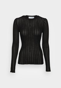 Musta pitkähihainen neulepaita, jossa on istuva leikkaus ja teksturoitu neulospinta pystysuorilla raidoilla sekä pienillä leikkauskuvioilla kauttaaltaan.