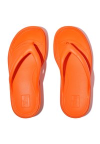Oranje flip-flops met een gestructureerde voetbed en bandontwerp, gemaakt van plastic materiaal. Bevat een verhoogd logo op het voetbed.