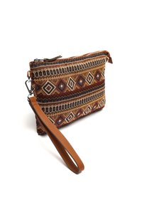 Borsa a pochette in tessuto intrecciato, nelle tonalità della terra, caratterizzata da motivi geometrici, chiusura con zip e un bracciale da polso in pelle marrone staccabile.