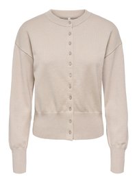 Gilet en maille beige avec un col rond, une fermeture boutonnée à l'avant et des poignets côtelés. Le tissu est doux avec une texture lisse.
