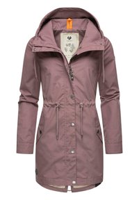 Veste imperméable mauve clair avec une taille à cordon, des fermetures éclair et à pression, une capuche réglable et des poches. Texture de tissu lisse.