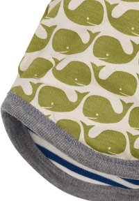 Abbigliamento in cotone caratterizzato da un motivo ripetuto di balene verdi su uno sfondo chiaro, con polsini a costine grigi e interno a strisce blu.