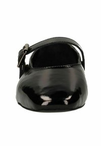 Zwarte patenten leren schoen met een ronde neus en een verstelbare band. Gladde textuur met een glanzende afwerking en minimale hardwaredetails.