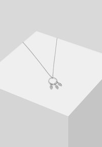 Collana in argento con un pendente circolare decorato con tre piccoli charm a forma di foglia, tutti con una finitura lucida, sospesi a una delicata catena.