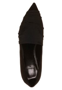 Chaussure plate noire pour femme à bout pointu avec un détail en tissu froncé sur le dessus et une semelle intérieure lisse portant la mention "OXITALY".