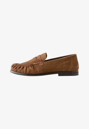 Meeste pruun sametised loaferid, millel on õmmeldud mokassiinsääre ja must lame tall, kujutatud valgel taustal külgvaates.