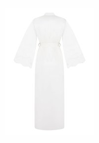 Λευκή ρόμπα με μακριά, φαρδιά μανίκια και δαντελωτή διακόσμηση στις μανσέτες. Διαθέτει κλείσιμο με ζώνη στη μέση και απαλή υφή υφάσματος.