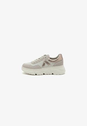 Sneaker beige e in oro rosa metallico con suola bianca spessa, chiusura anteriore con lacci e pannelli in tessuto strutturato e pelle.