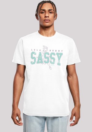 Hvit bomull T-skjorte med grafisk trykk av Lola Bunny og ordet "SASSY" i teal med slitte detaljer. Løs passform, korte ermer.