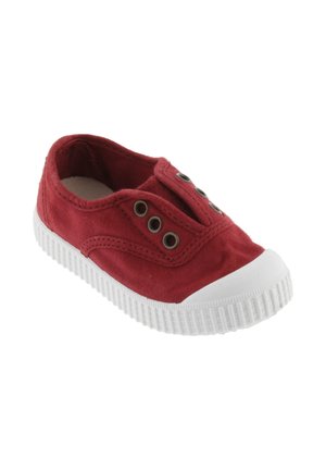 Scarpa slip-on in tela rossa con suola in gomma bianca e puntale, dotata di occhielli metallici senza lacci.