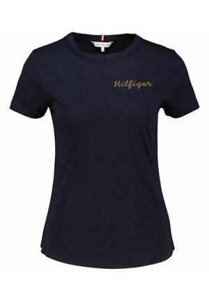 Marineblauw T-shirt met korte mouwen, ronde hals en een klein gouden "Hilfiger"-schrift op de bovenste linkerborst.