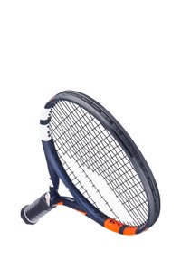 Tennisketsjer med en mørkeblå ramme og orange detaljer, nylonstrenge og et struktureret sort greb. Let og aerodynamisk design.