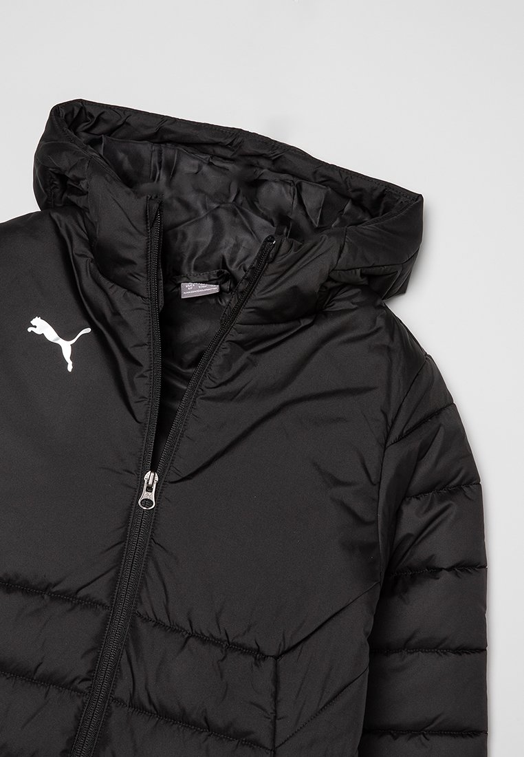 Schwarze Daunenjacke mit Kapuze, die ein horizontales Steppmuster, einen vorderen Reißverschluss und ein kleines weißes Puma-Logo auf der Brust aufweist.