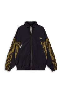Chaqueta negra con cremallera y cuello alto, con mangas texturizadas y con un patrón en tonos amarillos y marrones, y un logo en el pecho.