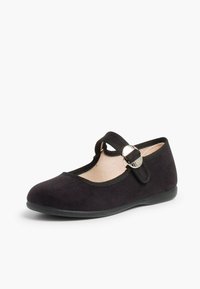 Scarpa Mary Jane in suede nero con punta rotonda, suola flat, cinturino elastico e dettaglio in fibbia argentata. Texture liscia e design semplice.