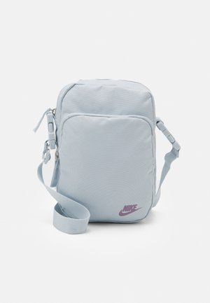 HERITAGE UNISEX - Taška s příčným popruhem - aura/amethyst wave