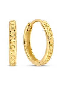 Boucles d'oreilles en or en forme de créole avec une surface texturée, mettant en valeur des accents en forme de pyramide le long du bord. Forme arrondie, finition polie et fermoir à charnière sécurisé.