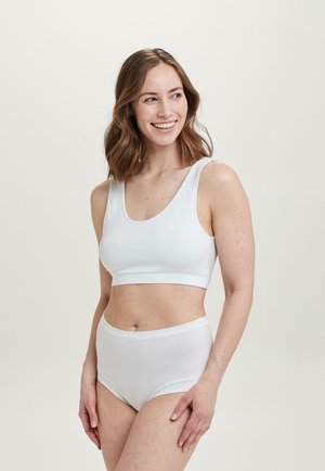 Hvid sømløs bralette og højtaljede trusser i blødt stof. Enkel design med brede stropper og blød elastisk talje.