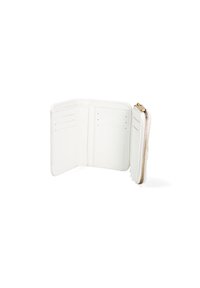 Witte ritsportemonnee met meerdere kaartsleuven en een gladde leren textuur. Goudkleurige rits hardware voegt een functionele accent toe.