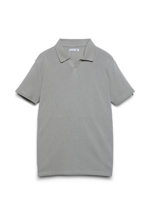 Polo a maniche corte di colore grigio chiaro con colletto a V, texture liscia e orlo dritto. Etichetta visibile sul retro con indicazione della taglia XL.