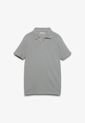 Polo a maniche corte di colore grigio chiaro con colletto a V, texture liscia e orlo dritto. Etichetta visibile sul retro con indicazione della taglia XL.