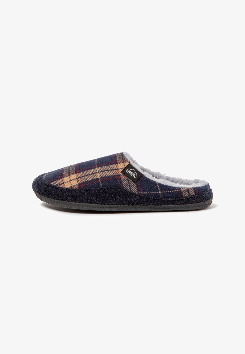 Zapatilla a cuadros que combina tonos de azul marino oscuro y beige, con un forro suave y peludo, una suela de goma y una sutil etiqueta de marca en el lateral.