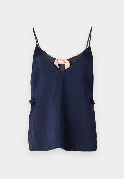 Camisol din satin bleumarin cu decolteu în V, bretele subțiri și un accent lateral subtil. Textură netedă și design ușor.