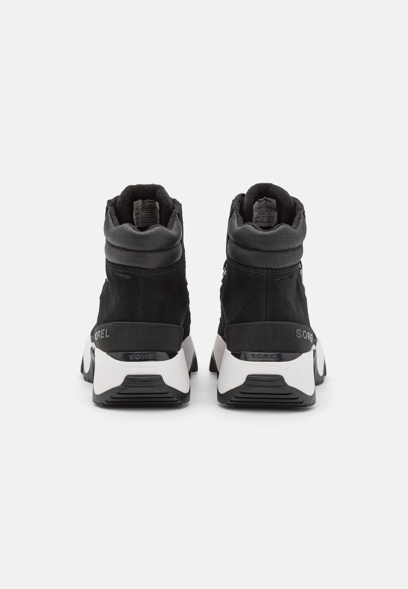 Schwarze High-Top-Sneaker mit Obermaterial aus Wildleder und Textil, ausgestattet mit einer weißen Zwischensohle, strukturierten Akzenten und Branding an der Ferse.