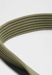 Keskeny, olajzöld öv texturált anyagfelülettel és kis, egyenletesen elhelyezett kerek tárcsákkal a hossza mentén. Egyszerű dizájn és rugalmas forma.