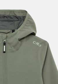 Ανοικτό πράσινο μπουφάν με κουκούλα, φτιαγμένο από ομαλό, αδιάβροχο υλικό. Διαθέτει μπροστινό φερμουάρ και το λογότυπο CMP στον ώμο.