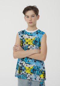 Maglietta senza maniche in cotone blu con un design simile a graffiti con accenti neri e gialli, che mostra il testo "ART STREET" e motivi astratti.