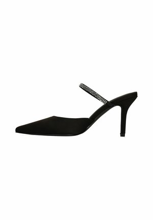 Zwarte pointed-toe slingback hakken met een glanzende afwerking, voorzien van een dunne enkelband versierd met rhinestones en een stilettohak.