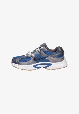 Scarpa da corsa Nike blu e grigia con lacci bianchi, logo Swoosh nero, suola ammortizzata e pannelli di ventilazione in mesh, isolata su sfondo bianco.