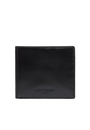 Czarny skórzany portfel o gładkiej fakturze, z designem składanym na dwie części, z wytłoczonym logo na przedniej stronie oraz starannym przeszyciem na krawędziach.