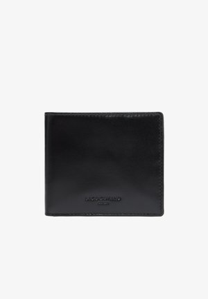 Czarny skórzany portfel o gładkiej fakturze, z designem składanym na dwie części, z wytłoczonym logo na przedniej stronie oraz starannym przeszyciem na krawędziach.