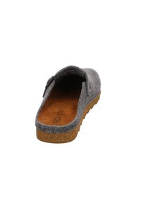Pantofola grigia in feltro con suola in sughero, forma arrotondata, apertura sul retro e bordi cuciti. Parte superiore testurizzata e logo stampato sulla soletta.