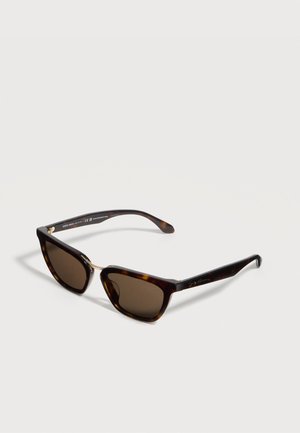 Lunettes de soleil rectangulaires en écaille avec des verres marron foncé et un fin détail doré sur le pont, posées sur une surface blanche unie.