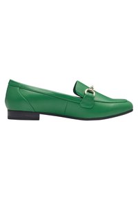 Mocasines de cuero verde con punta redondeada y pequeño tacón cuadrado. Presentan una correa decorativa con un acento de metal dorado.