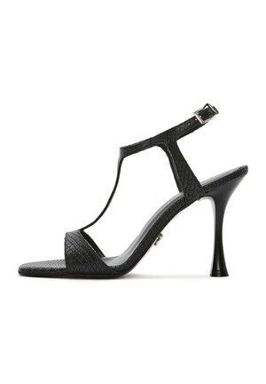 Sandal con tacco alto nero, con texture a motivo rettile, design a T, fibbia in metallo argentato e punta affusolata elegante.