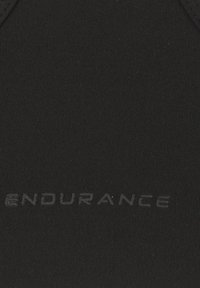 Mustatyylinen urheilupaita, joka on valmistettu tekstuuripinnoitteisesta kankaasta, ja siinä on pyöreä pääntie sekä hillitty logo tummemmassa sävyssä helman lähettyvillä.