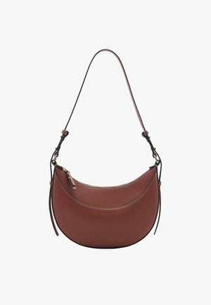 Sac à épaule en cuir marron en forme de croissant avec bandoulière réglable et fermeture éclair avec garnitures dorées.