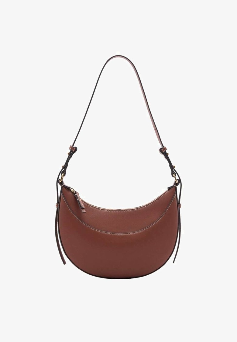 Sac à épaule en cuir marron en forme de croissant avec bandoulière réglable et fermeture éclair avec garnitures dorées.