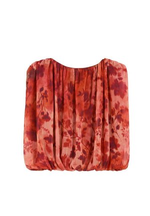 Tela transparente floral roja y naranja con pliegues fruncidos y borde inferior elástico, creando un ajuste suelto y abullonado.