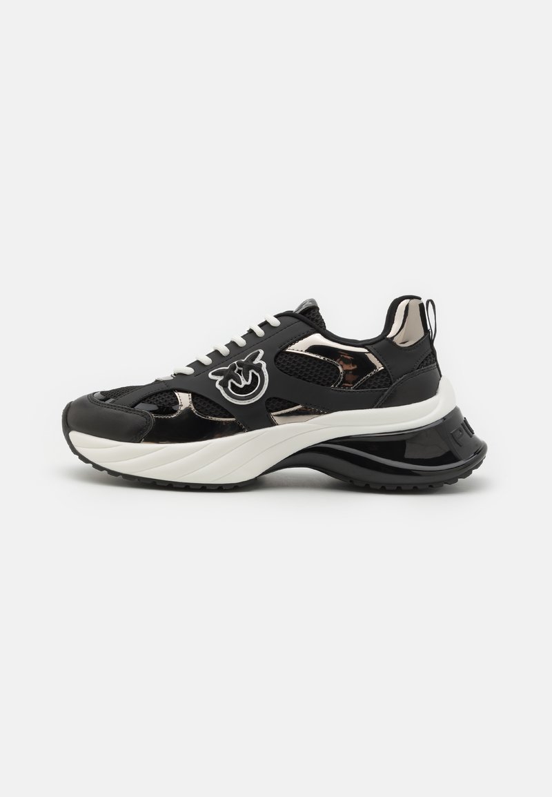 Sneakers sportivi neri con sovrapposizioni in rete e sintetico, una suola intermedia spessa bianca e una suola esterna nera lucida. Logo ben visibile sul lato.