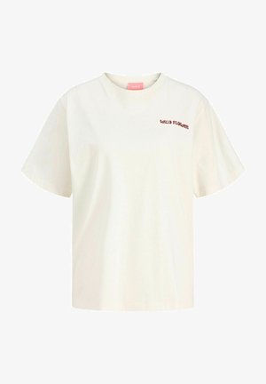 T-shirt blanc à manches courtes avec col rond et petit texte rouge "WILD FLOWER" sur la poitrine gauche.