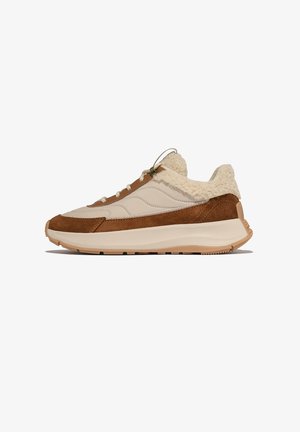 Sneakers met een beige textiel bovenkant, bruin suède accenten, een zachte bontkraag en een rubberen zool met een gestructureerd patroon.