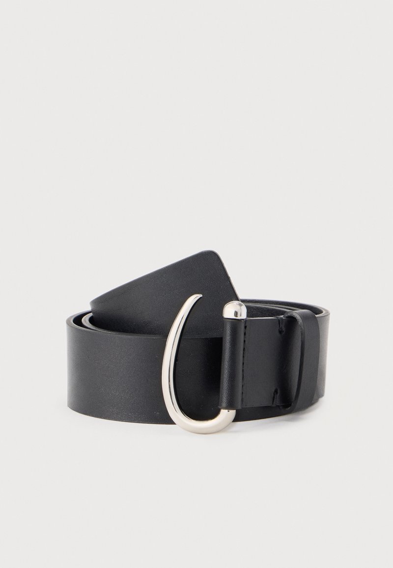 Svart lærbelte rullet sammen med en sølvfarget buet krokspenne og en lærstropp på en lys bakgrunn.